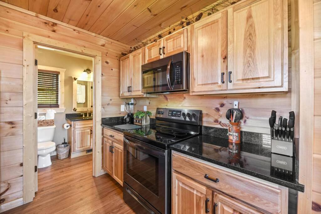 Walnut Ridge Cabin. Sleeps 7-11! Hot Tub, Pool Table, Minutes To Downtown Gatlinburg! Exterior foto
