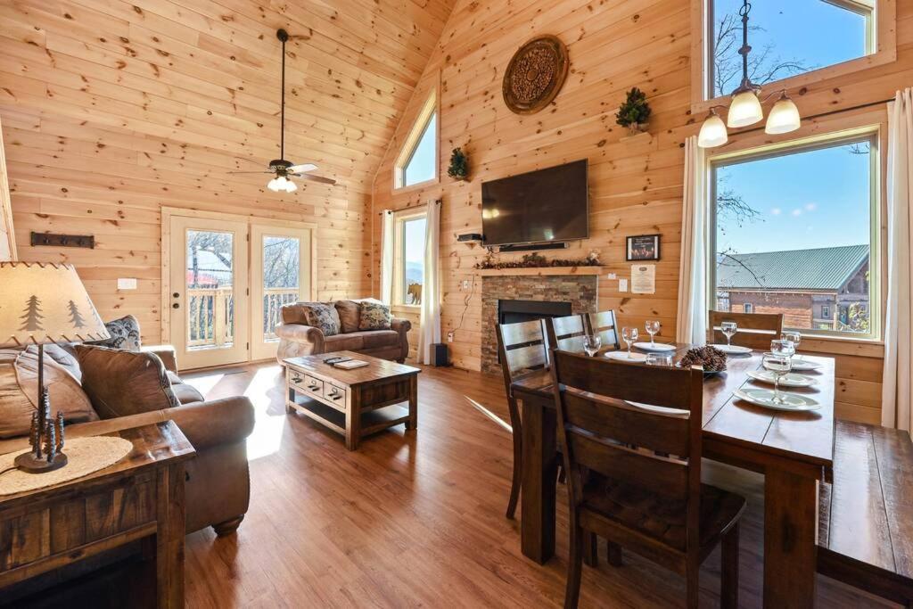 Walnut Ridge Cabin. Sleeps 7-11! Hot Tub, Pool Table, Minutes To Downtown Gatlinburg! Exterior foto