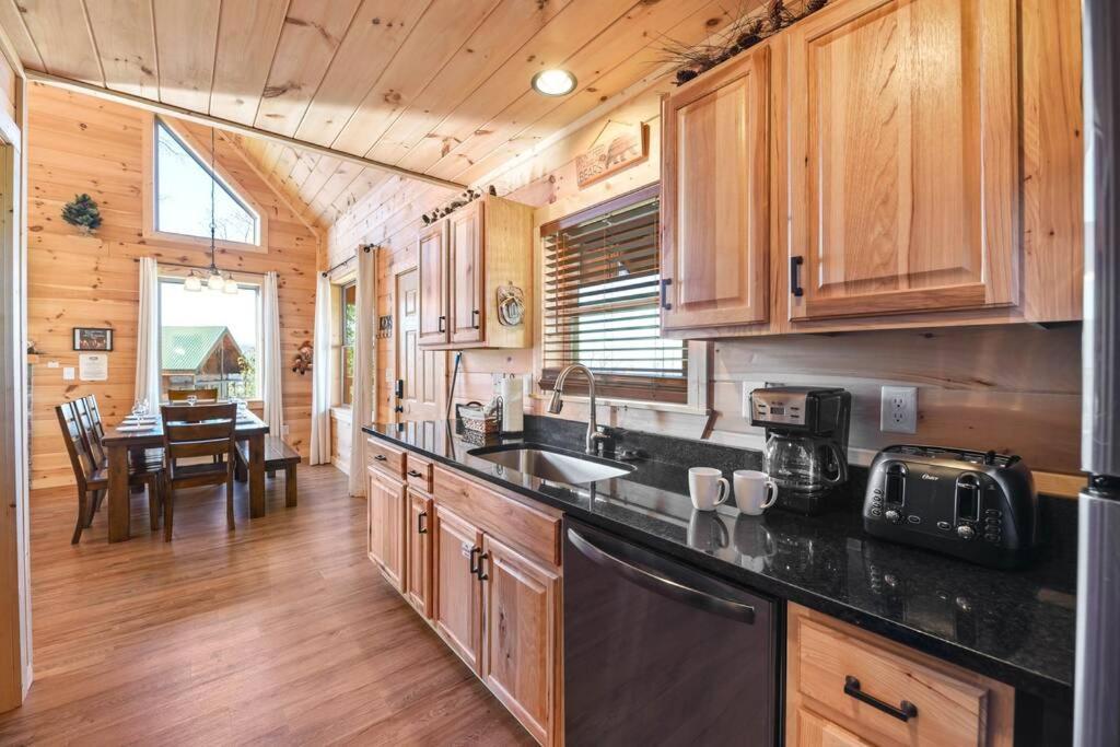 Walnut Ridge Cabin. Sleeps 7-11! Hot Tub, Pool Table, Minutes To Downtown Gatlinburg! Exterior foto